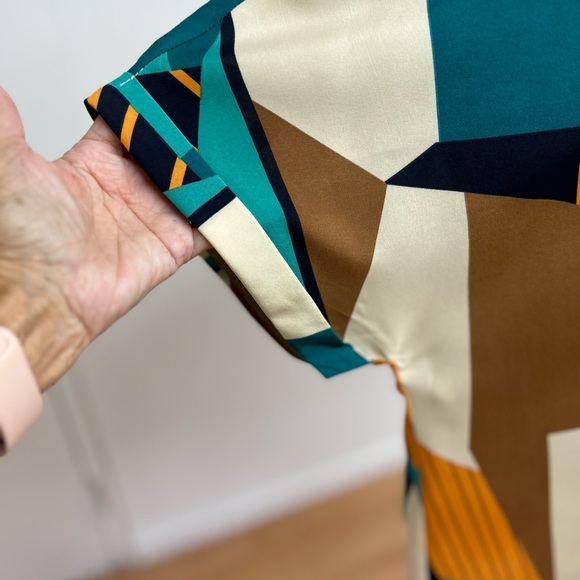 NWOT. Abstract Print V-neck Rolled sleeves Size XXL… - Picture 3 of 3